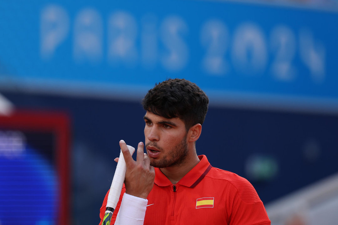 El tenista español Carlos Alcaraz reacciona ante el holandés Tallon Griekspoor durante el partido de tenis de segunda ronda individual masculino celebrado en el marco de los Juegos Olímpicos de París, este lunes, en la pista Pista Philippe-Chatrier de la capital francesa. EFE/ Juanjo Martín