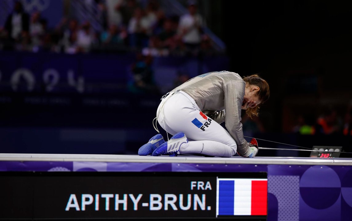 La francesa Manon Apithy-Brunet campeona olímpica de sable en el Grand Palais en París, Francia. EFE/EPA/YOAN VALAT