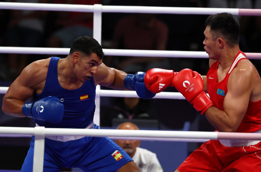 El kazajo Kamshybek Kunkabayev (rojo) y el español Ayoub Ghadfa Drissi El Aissaoui (azul)durante el combate de 92kg en el North Paris Arena en Villepinte, Francia. EFE/EPA/DIVYAKANT SOLANKI