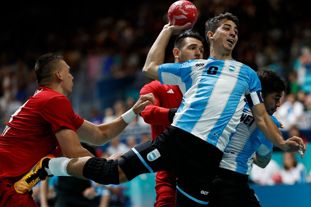 El argentino Diego Simonet (d) trata de lanzar ante la fuerte defensa húngara durante el partido del grupo B que han jugado Argentina y Hungría en el grupo B en el South Paris Arena en París, Francia. EFE/EPA/RITCHIE B. TONGO