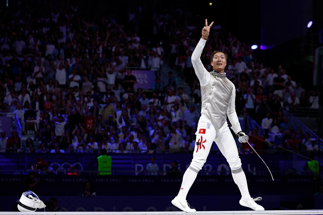 El hongkonés Cheung Ka Long tras revalidar su corona de campeón olímpico de floreteen el Grand Palais de París en una final muy disputada al italiano Filippo Macchi. EFE/EPA/YOAN VALAT