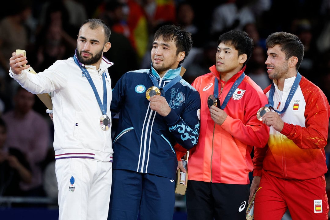 El español Francisco Garrigos (d) y el japonés Ryuju Nagayama (a su lado) con la medalla de bronce en el podio de ganadores. EFE/ Chema Moya