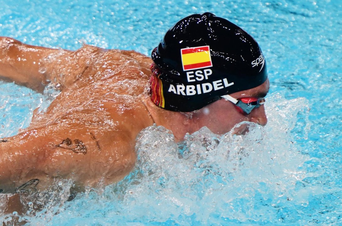 El nadador español Arbidel Gonzalez logró este martes la clasificación para las semifinales de los 200 mariposa de los Juegos Olímpicos de París. EFE/EPA/CHRISTIAN BRUNA