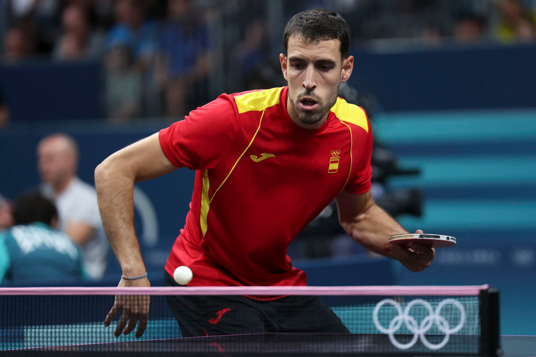 El jugador español Álvaro Robles se dispone a sacar ante el brasileño Hugo Calderón durante su partido eliminatorio de tenis de mesa masculino de los Juegos Olímpicos de París 2024 disputado en París. EFE/ Miguel Gutiérrez