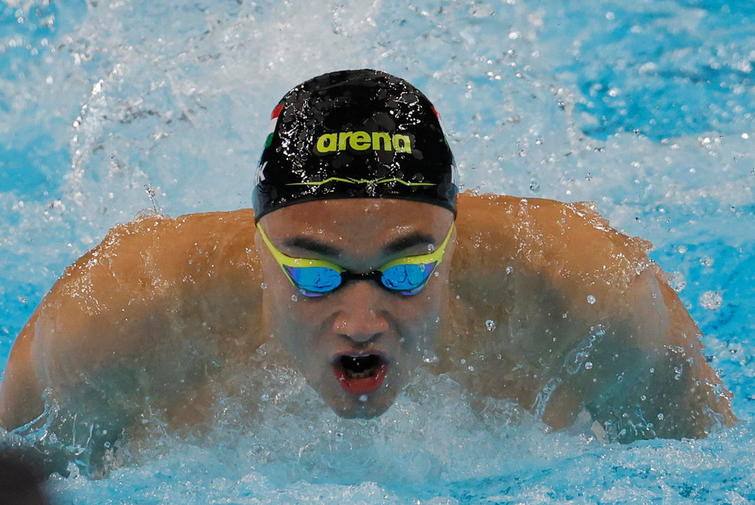 El nadador húngaro Kristof Milak compite para romper el récord del mundo en su serie de los 200m mariposa masculinos. EFE/ Lavandeira Jr.