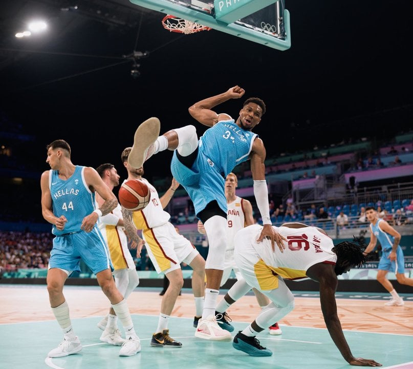 El griego Giannis Antetokounmpo oy el español Usman Garuba durante el partido de este martes en el Pierre Mauroy Stadium en Villeneuve-d'Ascq. EFE/EPA/ALEX PLAVEVSKI