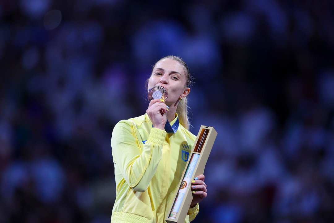 La esgrimista ucraniana Olga Kharlan posa con la medalla de bronce.EFE/ Sashenka Gutiérrez