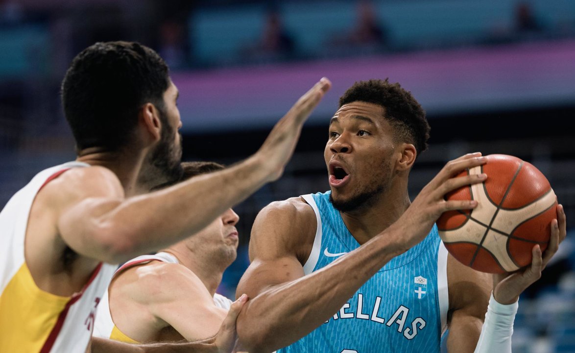 El griegoGiannis Antetokounmpo (d) en acción contra el español Santi Aldama durante el partido entre España y Grecia en los Juegos Olímpicos de París 2024, en el Pierre Estadio Mauroy en Villeneuve-d'Ascq, Francia. EFE/EPA/ALEX PLAVEVSKI