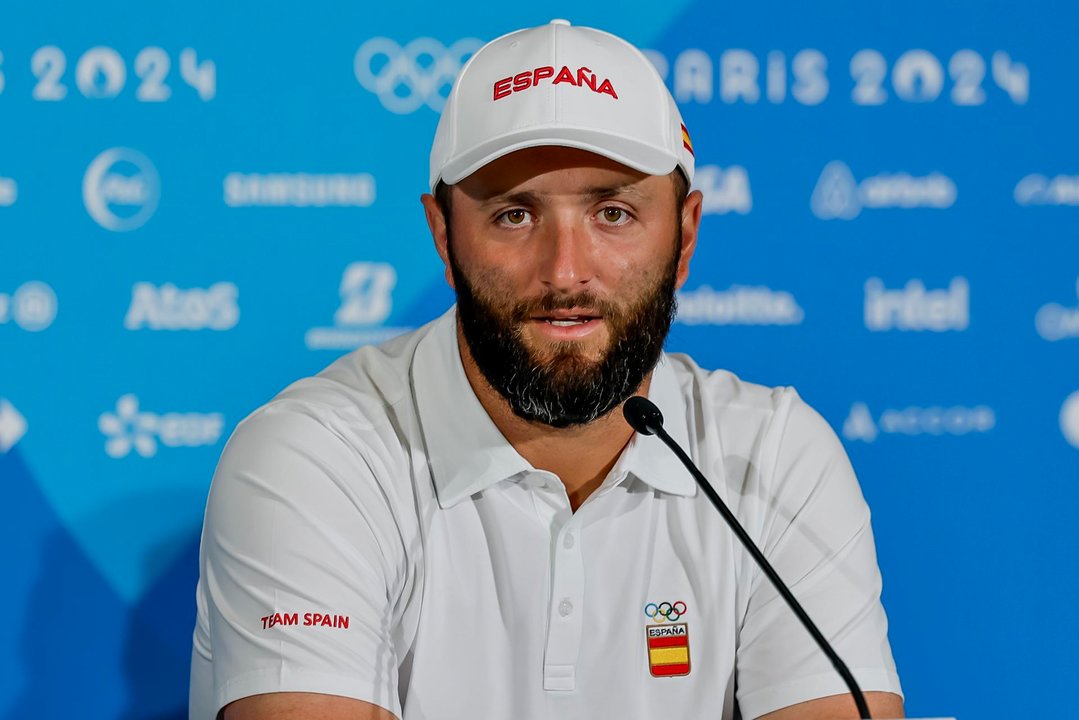 El golfista español Jon Rahm durante la rueda de prensa de este martes en Le Golf National en Saint-Quentin-en-Yvelines, EFE/EPA/ERIK S. LESSER