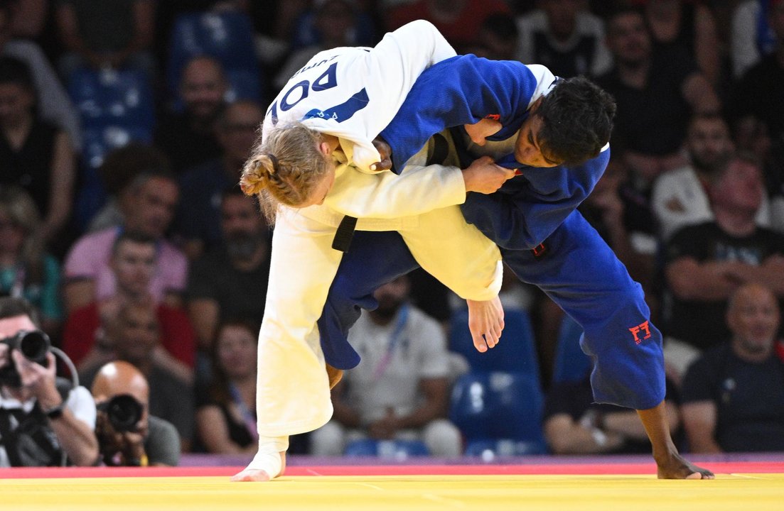 Prisca Awiti Alcaraz, azul) durante su combate con la austríaca Lubjana Piovesana este martes. EFE/EPA/CAROLINE BLUMBERG