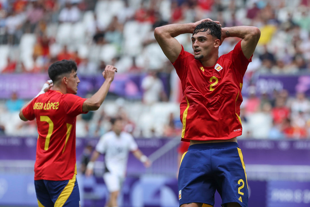 El futbolista español Marc Pubill (d) se lamenta de una ocasión perdida ante Egipto durante su partido del Grupo C de fútbol masculino de los Juegos Olímpicos de París 2024. EFE/ Kiko Huesca