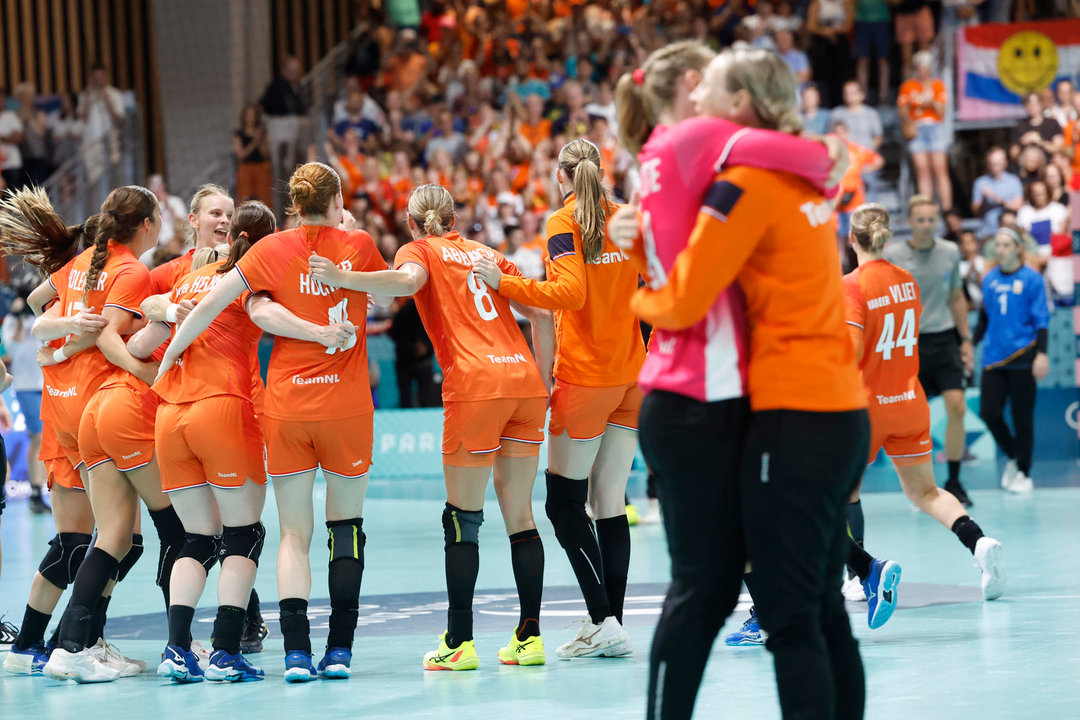 Las jugadoras neerlandesas celebran tras imponerse a España por 29-24 en el partido de balonmano de los Juegos Olímpicos París 2024 disputado por ambas selecciones, en París, Francia. EFE/ Miguel Toña