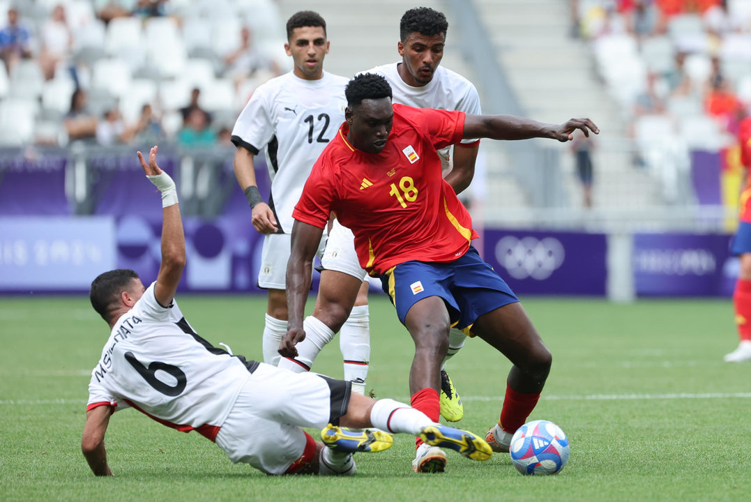 El futbolista español Samuel Omorodion (d) disputa el balón ante el jugador egipcio Mohamed Shehata durante el partido del Grupo C de fútbol masculino de los Juegos Olímpicos de París 2024, entre España y Egipcio, en el Estadio de Burdeos (Francia) este martes. EFE/ Kiko Huesca