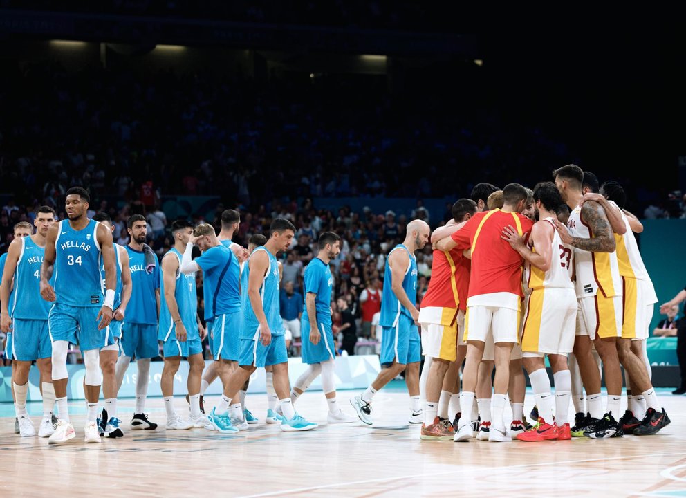 El equipo español de baloncesto masculino hae piña tras ganar a Grecia en e Pierre Mauroy Stadium en Villeneuve-d'Ascq, Francia. EFE/EPA/ALEX PLAVEVSKI