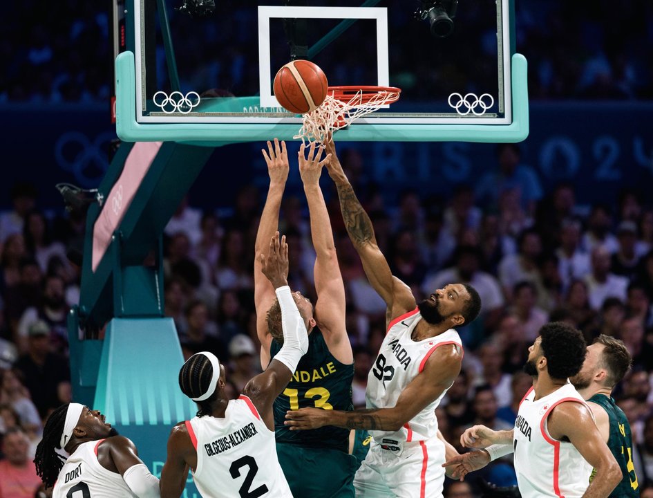 El jugador de Canadá Khem Birch of Canada (3-d) en acción ante Jock Landale de Australia (3-I) durante el partido del grupo A que han jugado Australia y Canada en the Paris 2024. EFE/EPA/ALEX PLAVEVSKI