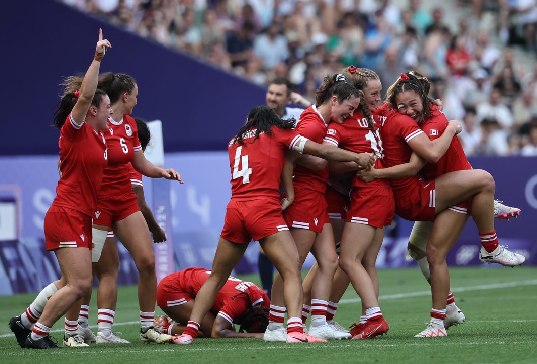 Las jugadoras de Canada celebra su victoria ante Australia en Rugby 7 en Saint Denis, Francia. EFE/EPA/CHRISTOPHE PETIT TESSON