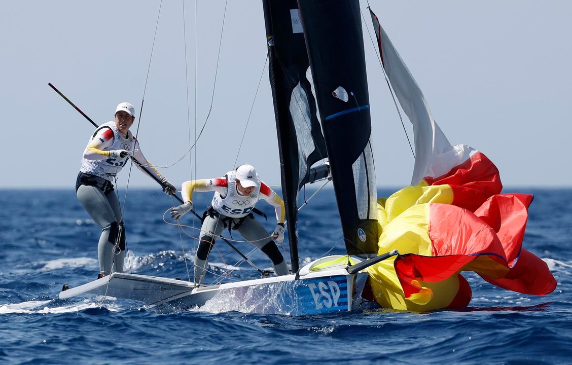 Paula Barcelo Martin y Tamara Echegoyen Dominguez en la prueba del 49er FX español en París 2024 EFE/EPA/SEBASTIEN NOGIER