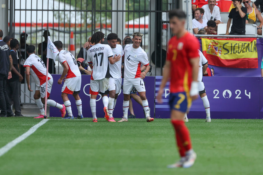 El jugador egipcio Ibrahim Adel (i) celebra con sus compañeros tras anotar el 0-1 a España durante su partido del Grupo C de fútbol masculino de los Juegos Olímpicos de París 2024 en el Estadio de Burdeos (Francia) este martes. EFE/ Kiko Huesca