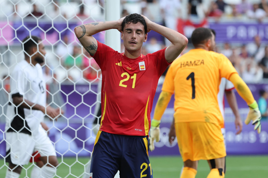 El jugador español Sergio Camello reacciona tras recibir el 0-2 durante su partido del Grupo C de fútbol masculino de los Juegos Olímpicos de París 2024 en el Estadio de Burdeos (Francia) este martes. EFE/ Kiko Huesca