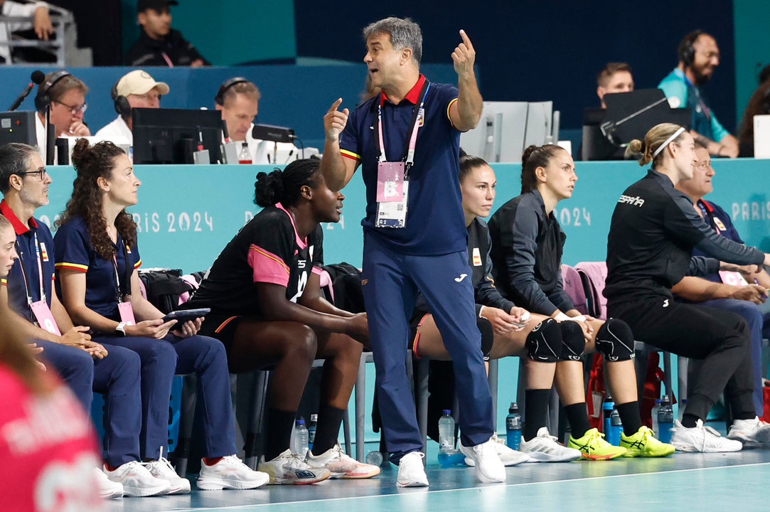 El seleccionador español de balonmano Ambros Martín durante el partido de balonmano entre España y Países Bajos en los Juegos Olímpicos París 2024, este martes, en París, Francia. EFE/ Miguel Toña