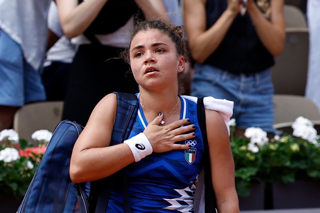 La italiana Jasmine Paolini tras perder en las pistas de Roland Garros en París, Francia. EFE/EPA/RITCHIE B. TONGO