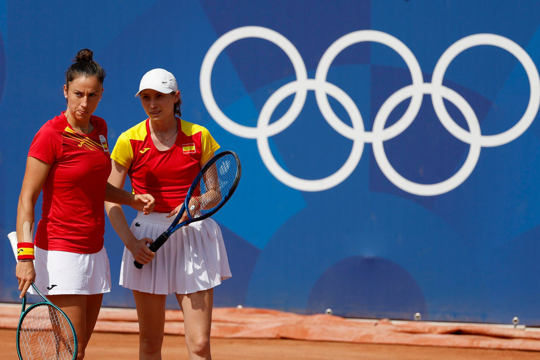 - Las jugadoras españolas Cristina Bucsa (d) y Sara Sorribes conversan este martes, durante el partido de segunda ronda de dobles femenino de tenis, parte de los Juegos Olímpicos de París 2024, en la capital francesa. EFE/ Juanjo Martín