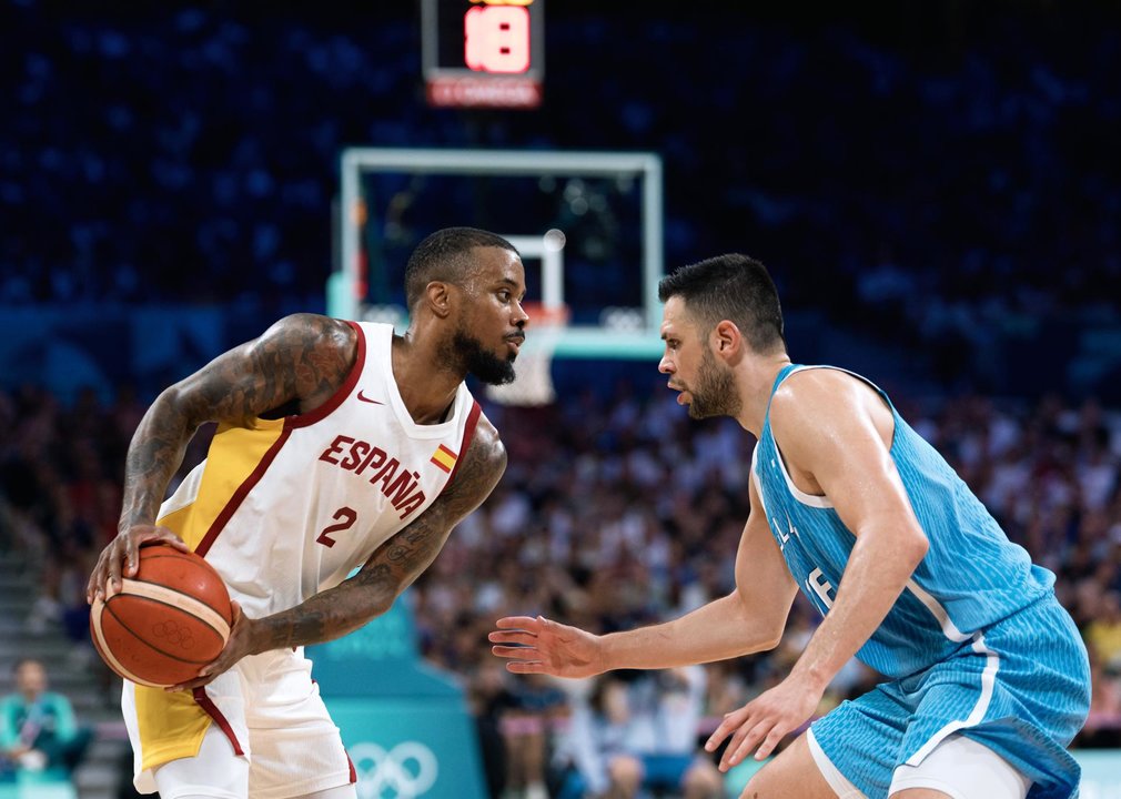 El base de España Lorenzo Brown en acción ante el griego Kostas Papanikolaou en el Pierre Mauroy Stadium en Villeneuve-d'Ascq, Francia. EFE/EPA/ALEX PLAVEVSKI