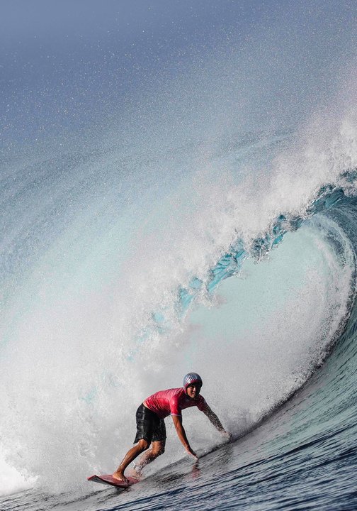 El japonés Reo Inaba en acción durante la tercera ronda masculina de surf en los Juegos Olímpicos de París 2024, en Teahupo'o, Tahití.EFE/ Fazry Ismail