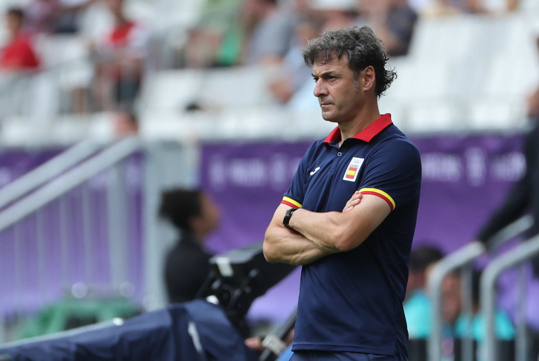 El entrenador español, Santi Denia, da instrucciones a sus jugadores durante un partido del Grupo C de fútbol masculino de los Juegos Olímpicos de París 2024, entre España y Egipto, en el Estadio de Burdeos (Francia) este martes. EFE/ Kiko Huesca