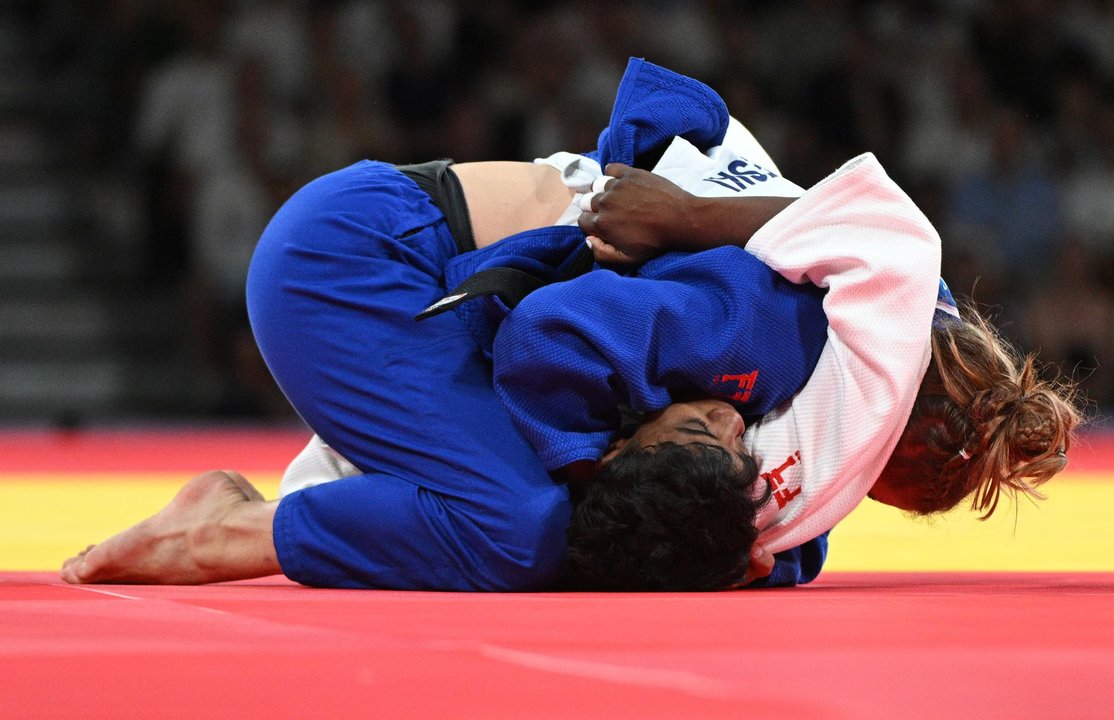 La eslovena Andreja Leski (azul) y la mexicana Prisca Awiti Alcaraz (banco) en acción durante la final en la categoría -63kg en los Campos de Marte, París, Francia.EFE/EPA/CAROLINE BLUMBERG