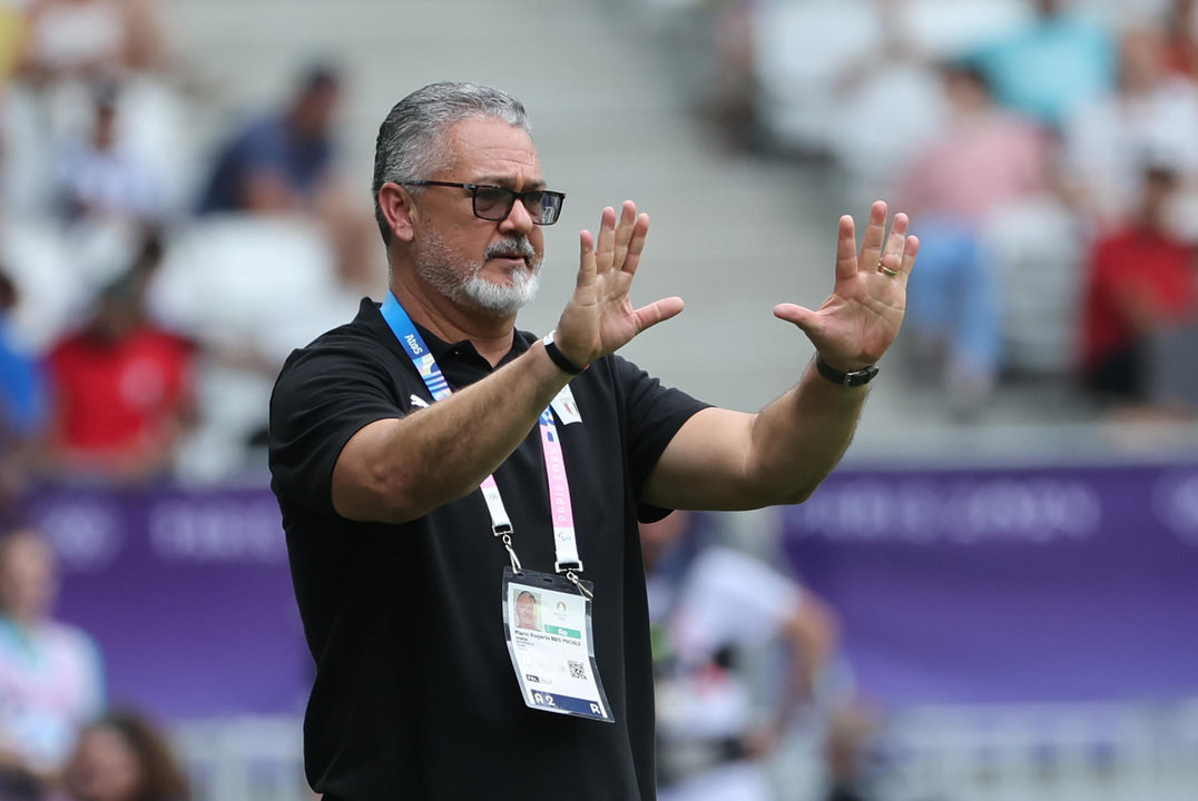 El entrenador del equipo egipcio, el brasileño Rogério Micale (c), da instrucciones a sus jugadores contra España durante un partido del Grupo C de fútbol masculino de los Juegos Olímpicos de París 2024, en el Estadio de Burdeos (Francia) este martes. EFE/ Kiko Huesca