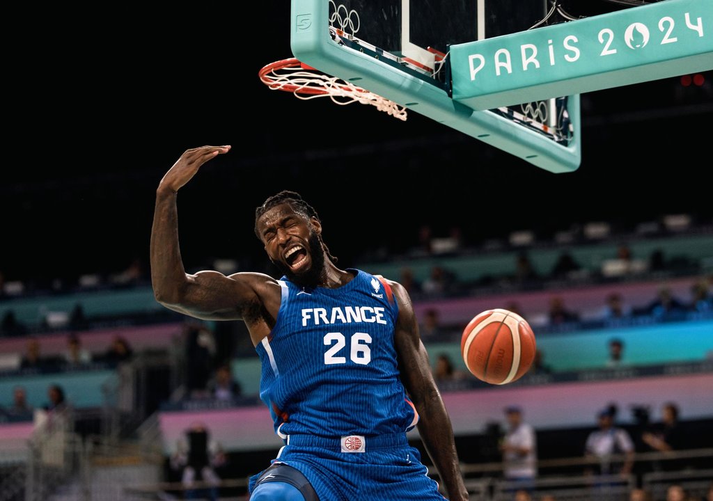 El francés Mathias Lessort durante el partido del grupo B que jugado Japón y Francia en Pierre Mauroy Stadium en Villeneuve-d'Ascq,Francia. EFE/EPA/ALEX PLAVEVSKI