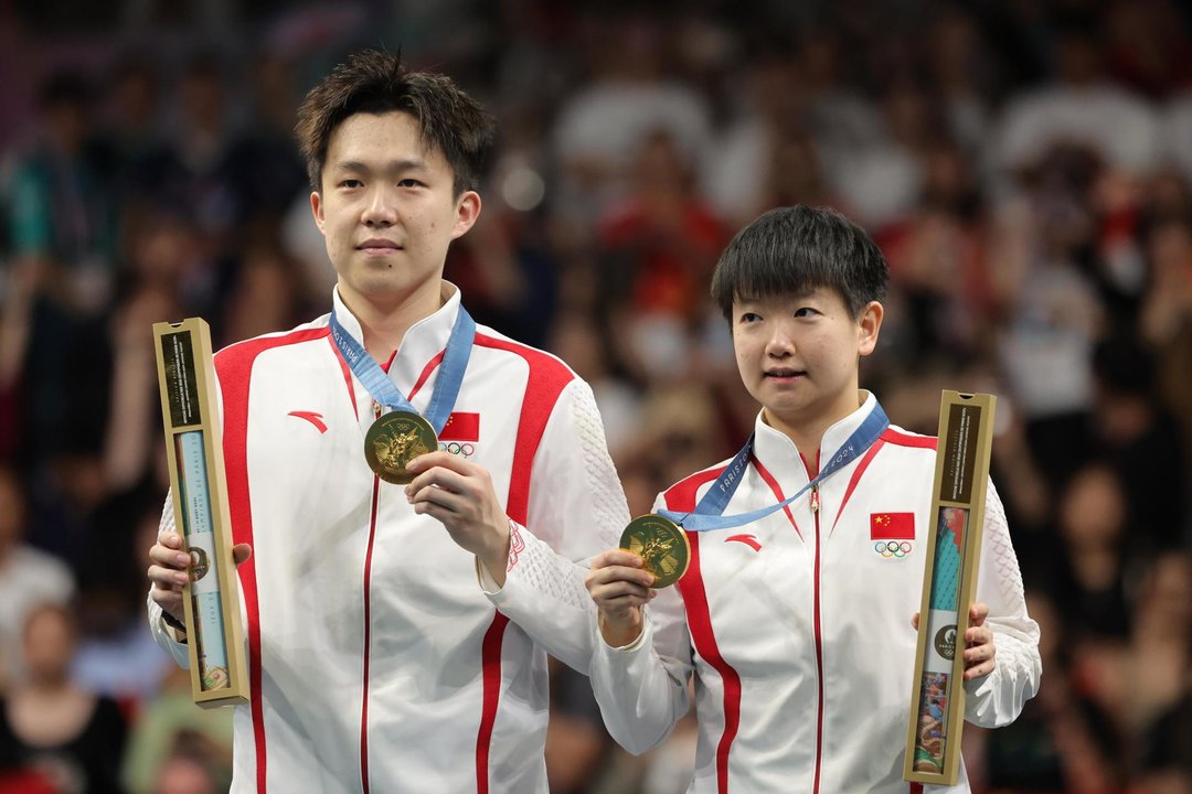 Los medallistas de oro Wang Chuqin y Sun Yingsha en el podio del dobles mixto en el South Paris Arena en Paris, Francia. EFE/EPA/TERESA SUAREZ