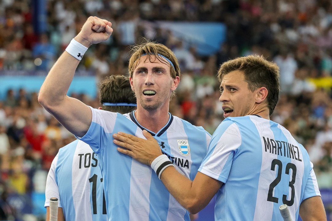 El argentino Lucas Martinez (d) celebra su gol con su compañero Maico Casella Schuth (c) durante el partido del grupo B que han jugado Argentina y Nueva Zelanda en Colombes, París, Francia. EFE/EPA/MARTIN DIVISEK