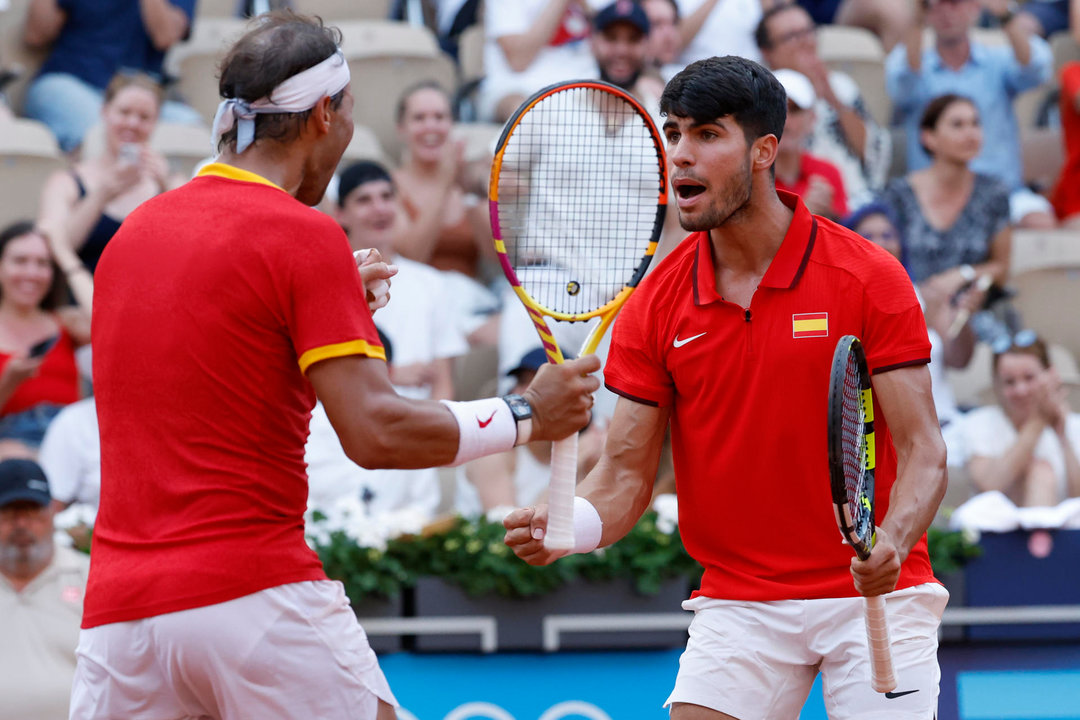 Los tenistas españoles Rafa Nadal (i) y Carlos Alcaraz celebran su victoria ante la pareja de Países Bajos compuesta por Wesley Koolhof y Tallon Griekspoor este martes, durante el partido de segunda ronda de dobles masculino de tenis, parte de los Juegos Olímpicos de París 2024, en la capital francesa. EFE/ Juanjo Martín