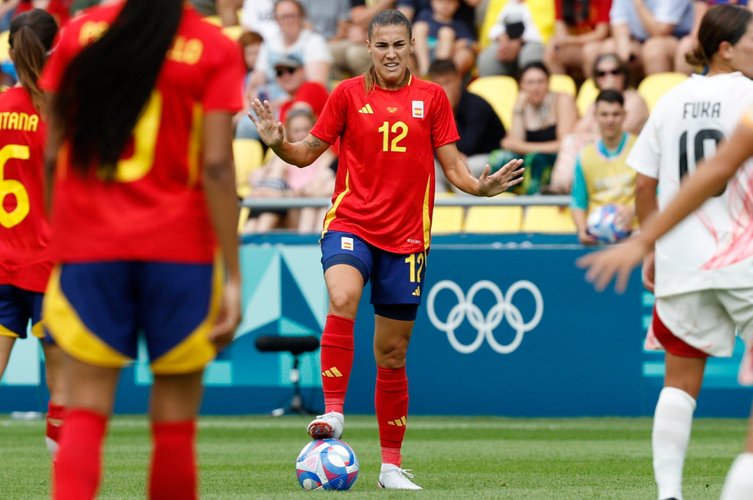 La centrocampista española Patri Guijarro (c) en el Estadio de la Beaujoire de Nantes (Francia). EFE/ Miguel Toña