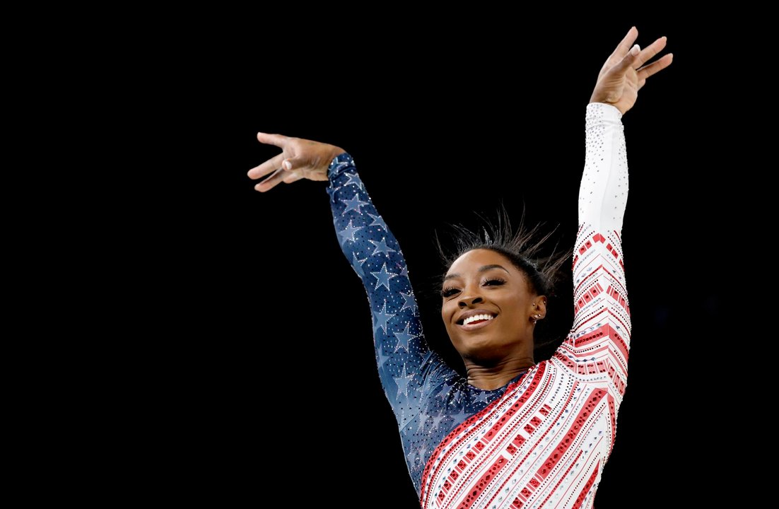 El equipo de Estados Unidos, impulsado por Simone Biles, logró este martes la medalla de oro por equipos de gimnasia artística en el Bercy Arena in Paris, Francia. EFE/EPA/CAROLINE BREHMAN