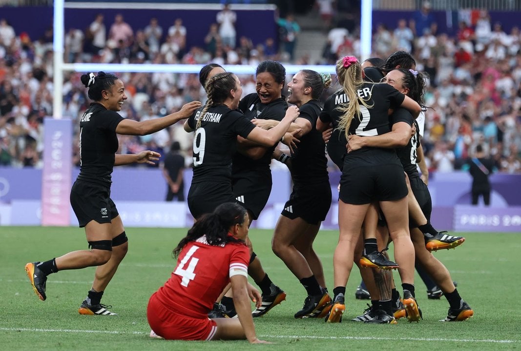 Las jugadoras de Nueva Zelanda celebran la medalla de oro lograda tras derrotar en la final a Canadá en el Stade de France en Saint Denis, Francia. EFE/EPA/CHRISTOPHE PETIT TESSON