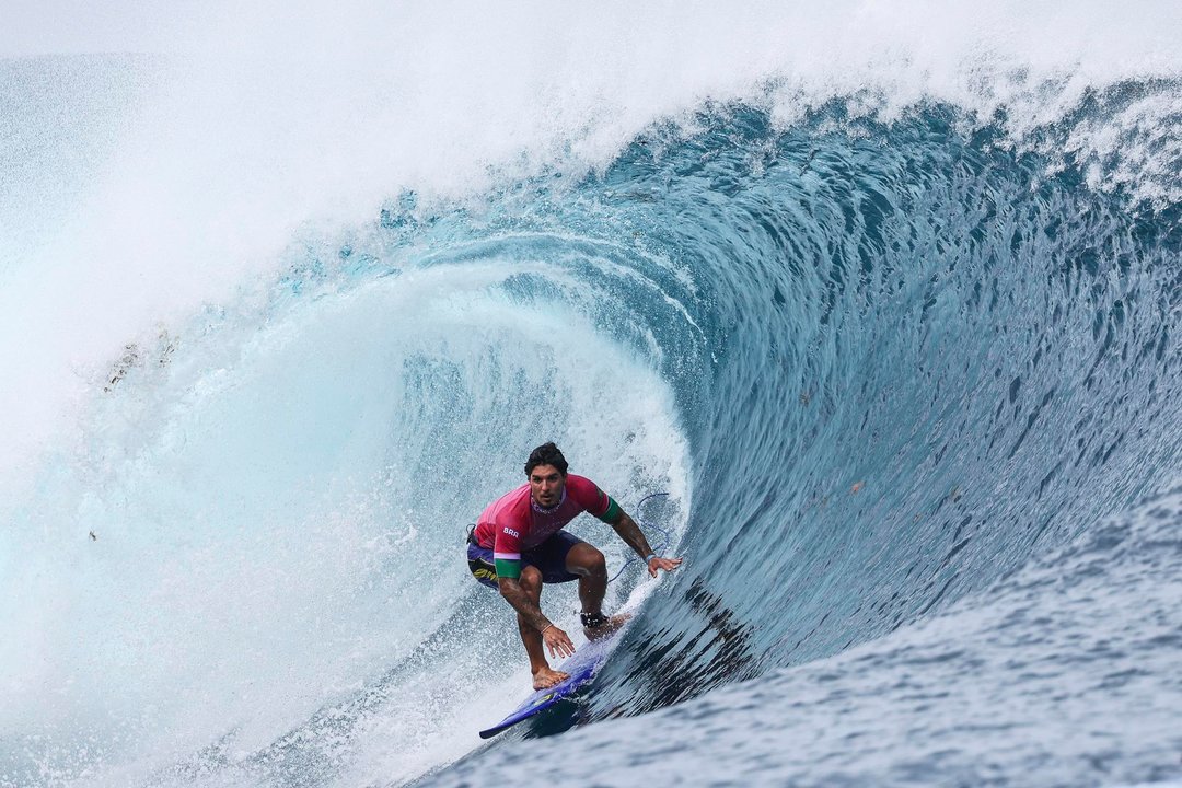 El surfista Gabriel Medina en Teahupo'o,Tahiti, Francia. EFE/EPA/FAZRY ISMAIL