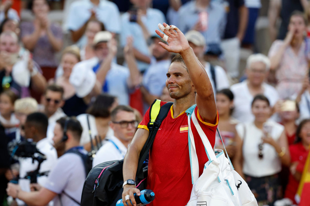 El tenista español Rafa Nadal saluda tras la victoria ante la pareja de Países Bajos compuesta por Wesley Koolhof y Tallon Griekspoor este martes, durante el partido de segunda ronda de dobles masculino de tenis, parte de los Juegos Olímpicos de París 2024, en la capital francesa. EFE/ Juanjo Martín