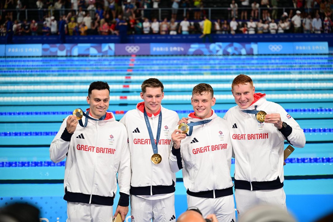 Los campeones olímpicos, los británicos (de i a d) James Guy, Duncan Scott, Matthew Richards, y Tom Dean pposan tras la carrera de los 4x200m estilo libre en los Juegos de París.EFE/EPA/CHRISTIAN BRUNA