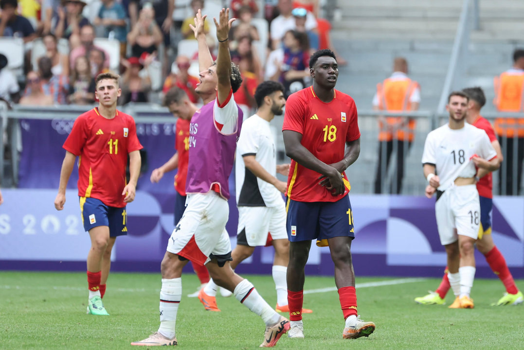 El futbolista español Samuel Omorodion (c) tras el partido del Grupo C de fútbol masculino de los Juegos Olímpicos de París 2024 en el Estadio de Burdeos (Francia). EFE/ Kiko Huesca