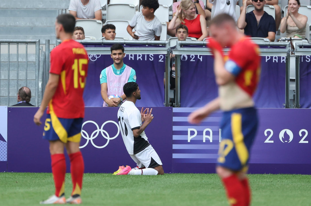 El jugador egipcio Ibrahim Adel (c) celebra tras anotar el 0-2 a España durante su partido del Grupo C de fútbol masculino de los Juegos Olímpicos de París 2024 en el Estadio de Burdeos (Francia). EFE/ Kiko Huesca