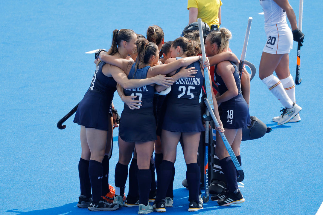 Las jugadoras argentinas celebran tras imponerse a España en su partido de hockey hierba de los Juegos Olímpicos de París 2024 disputado en el estadio Yves-du-Manoir Stadium 1 en Colombes, Francia. EFE/ Lavandeira Jr.