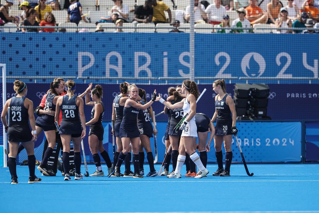 Las jugadoras de Argentina celebran su victoria sobre España. EFE/EPA/CHRISTOPHE PETIT TESSON