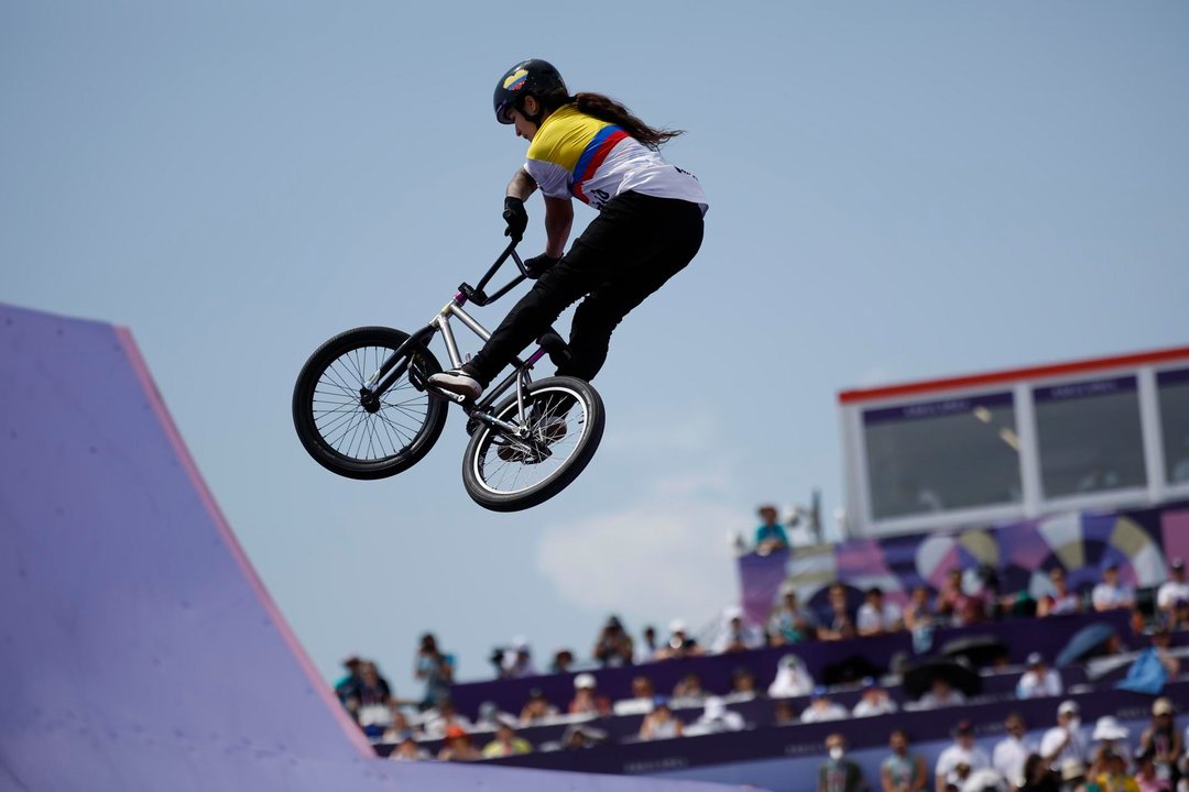 La ciclista colombiana Queen Saray Villegas durante la final de BMX estilo libre. EFE/EPA/YOAN VALAT