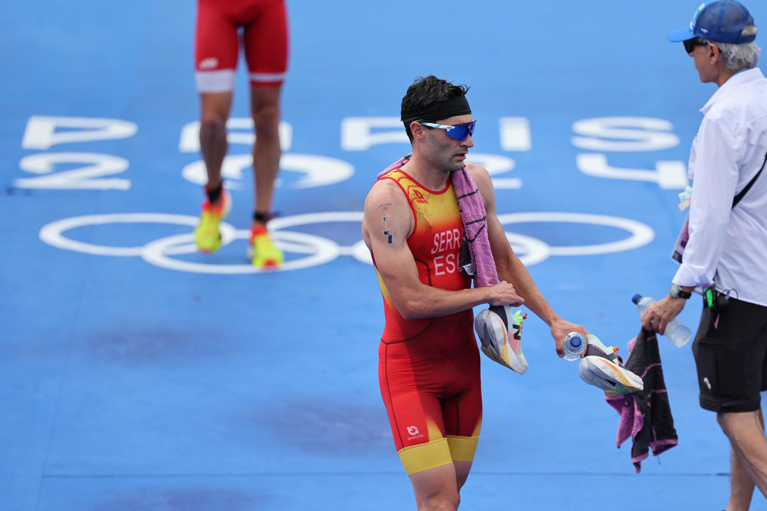 El triatleta gallego Antonio Serrat, tras cruzar la meta en la prueba de triatlón masculino. EFE/ Miguel Gutiérrez