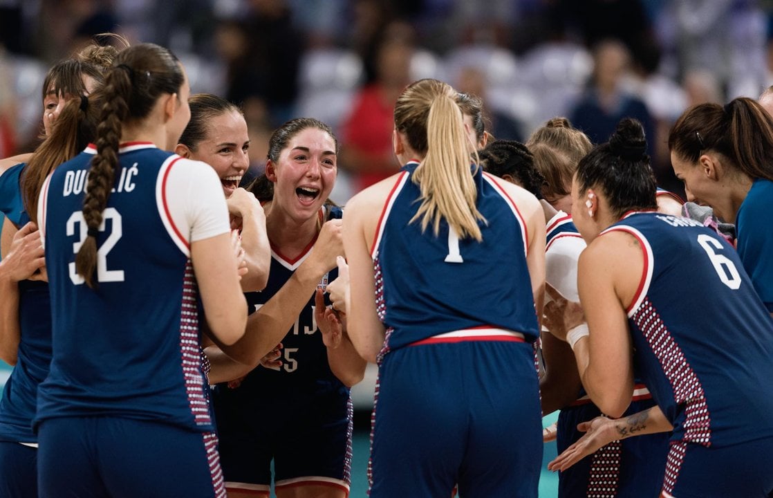 La selección de Serbia celebra su triunfo sobre China. EFE/EPA/ALEX PLAVEVSKI