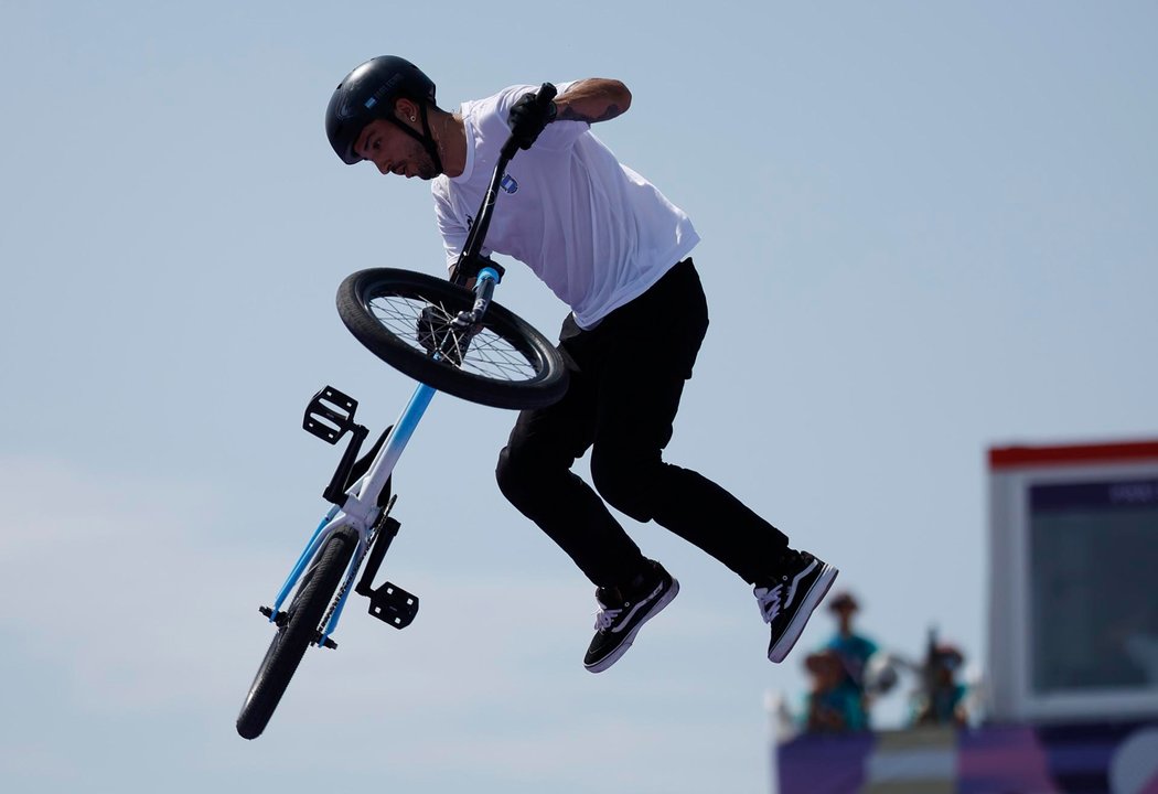 El argentino Jose Torres durante la final de BMX estilo libre. EFE/EPA/YOAN VALAT