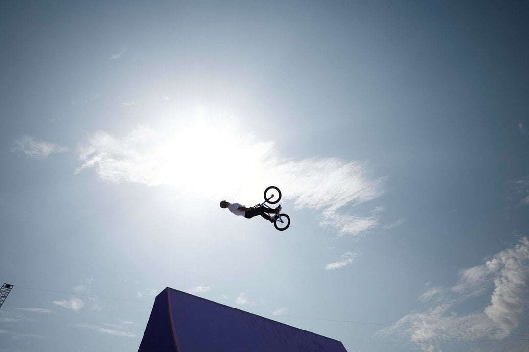 El ciclista José 'Maligno' Torres en la La Concorde en París, Francia. EFE/EPA/YOAN VALAT